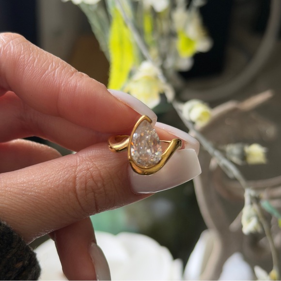 18k gold plated stainless steel pear shaped engagement ring - Picture 4 of 9